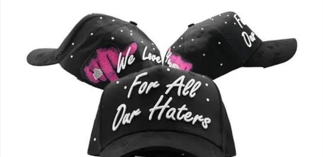 Colaboración: Dandy Hats y Tombochio.